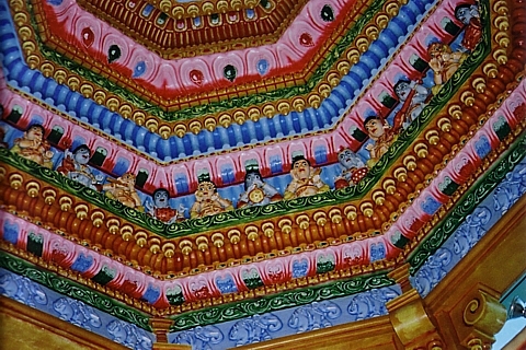 ceiling of ashram entrance foyer compressed.jpg (225747 bytes)
