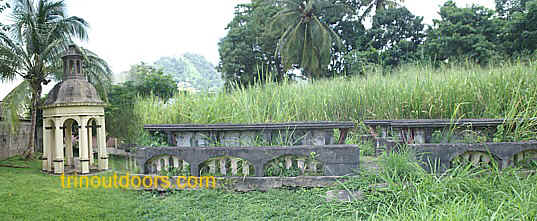 la venezuela gazebo and table.jpg (93031 bytes)