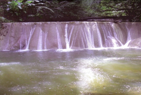 matura waterfall hike.jpg (117462 bytes)