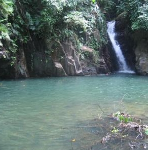 paria bay waterfall.jpg (73271 bytes)